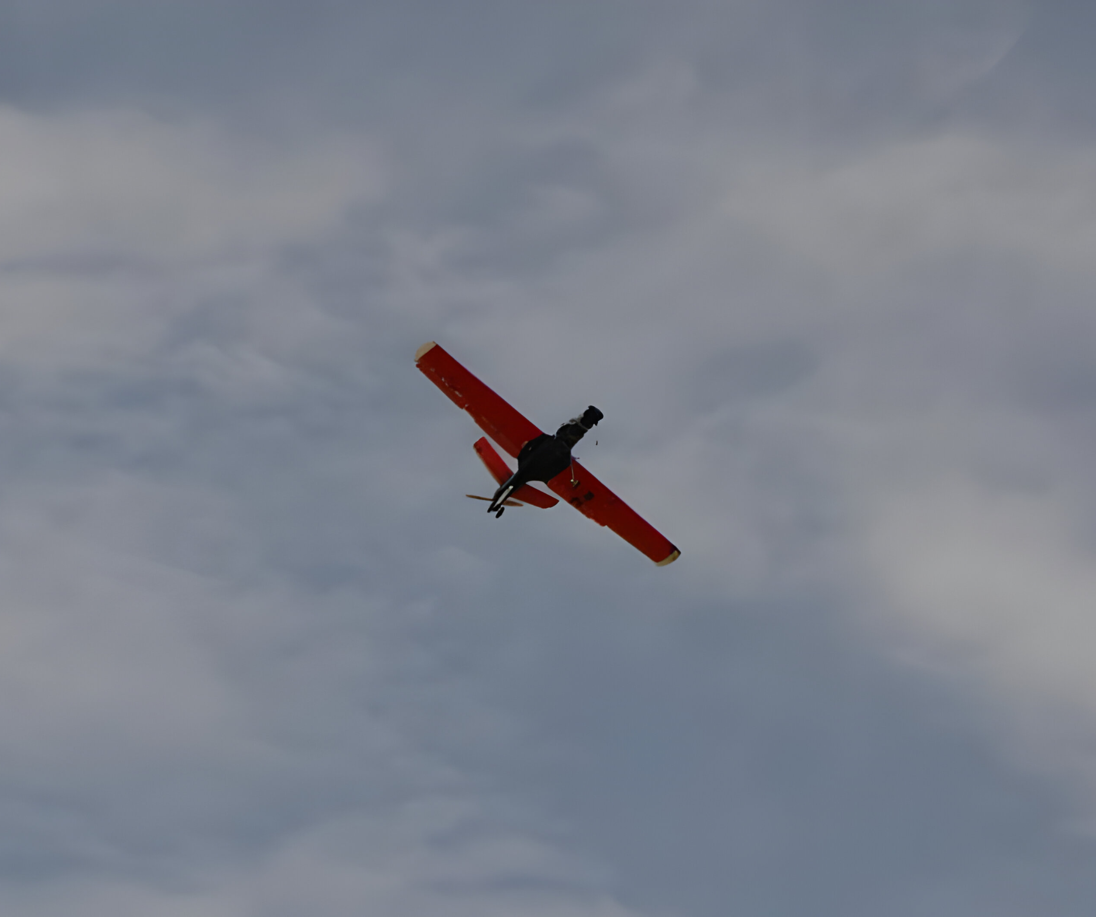 Pistten ilk kalkan Donatello, yarışma sayacının başlaması için rakip uçakların kalkmasını bekliyor. 